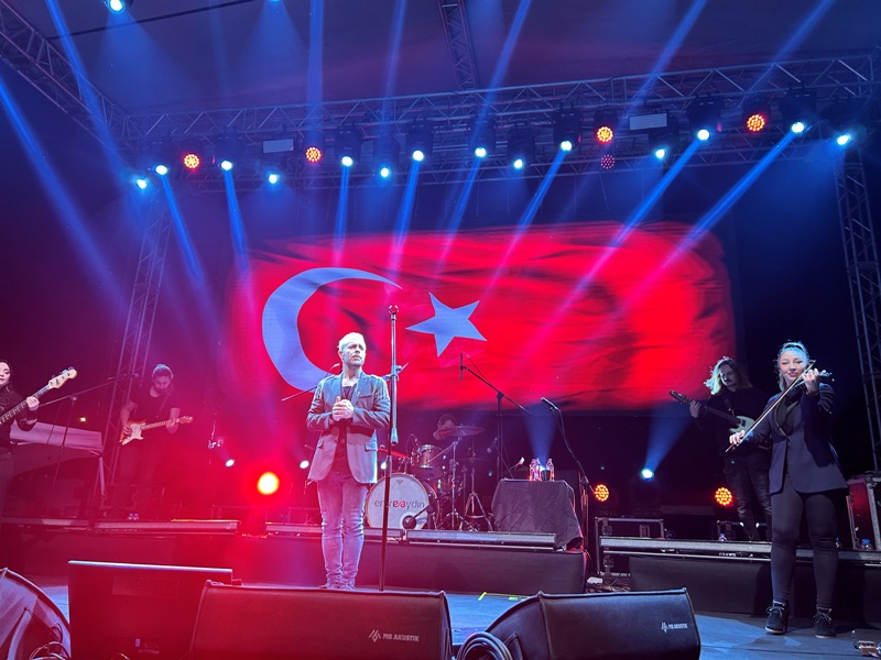EDİRNE’DE 19 MAYIS COŞKUSU EMRE AYDIN KONSERİYLE ZİRVEYE ULAŞTI